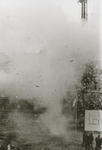 863067 Afbeelding van het onstoken vuurwerk bij het oplaten van ballonnen tijdens de onthulling van het bord 'La Vie', ...